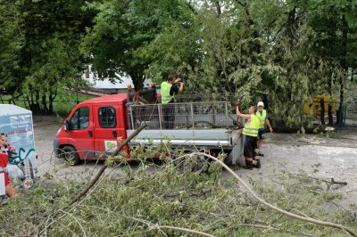 Wbrew ostrzeżeniom spacerują po zniszczonych parkach - 2