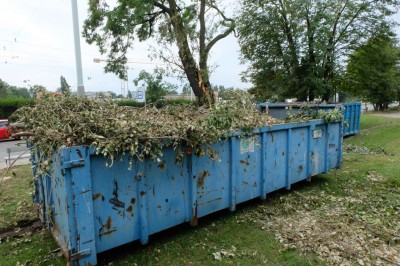 Wbrew ostrzeżeniom spacerują po zniszczonych parkach - 7