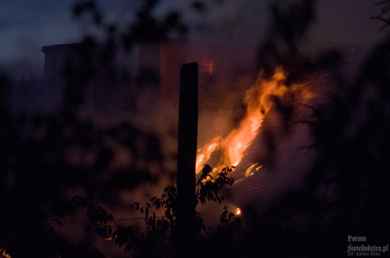 Świebodzice: Ogień na poddaszu opuszczonego budynku (FOTO)