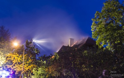Świebodzice: Ogień na poddaszu opuszczonego budynku (FOTO) - 1