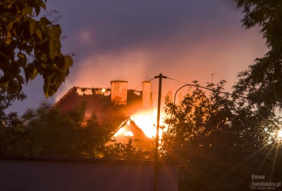 Świebodzice: Ogień na poddaszu opuszczonego budynku (FOTO) - 2