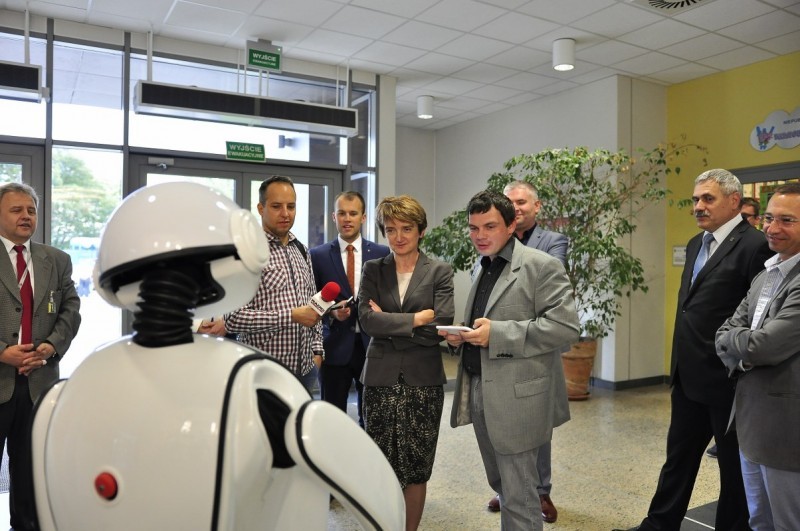 Minister Marię Wasiak przywitał robot EuGenius (Posłuchaj) - fot. www.technologpark.pl