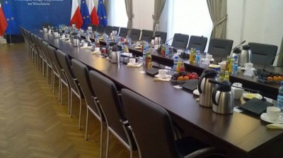 Premier oprócz ministrów przywiozła stoły i krzesła
