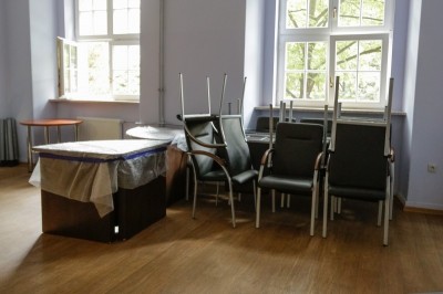 CIR potwierdza: Do Wrocławia przywieziono stoły i krzesła