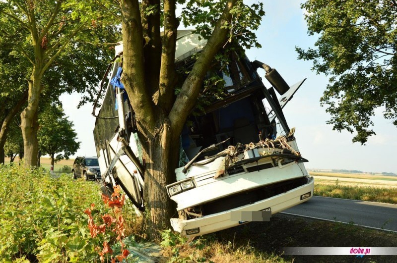 Wypadek busa na drodze 395. Nie żyje kierowca, rannych 13 osób  - fot. Doba.pl