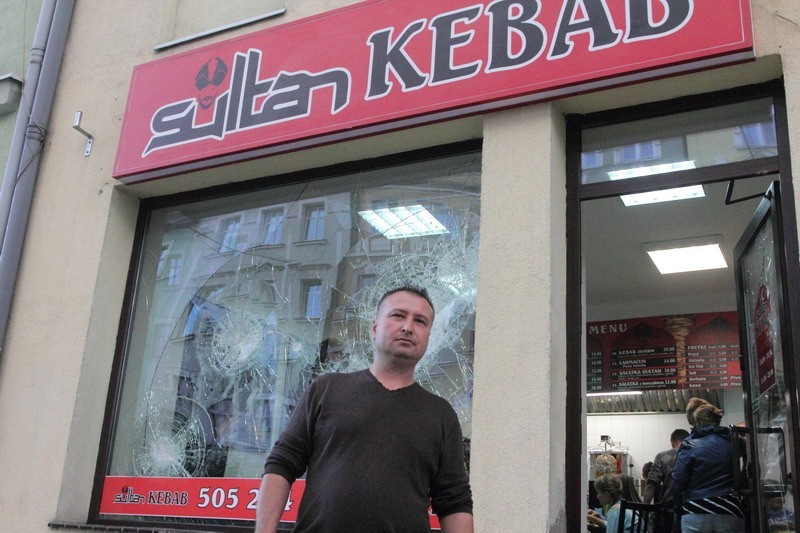 Solidarnie kupują kebaby u Turka nękanego przez wandali - Foto: Jędrzej Rams/Gość Niedzielny
