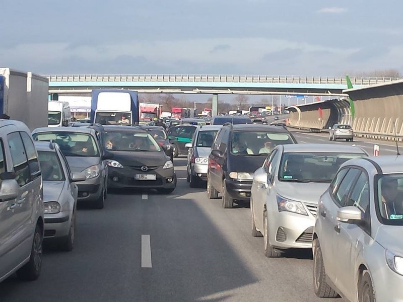Seria wypadków i wielkie korki na dolnośląskich drogach - archiwum prw.pl