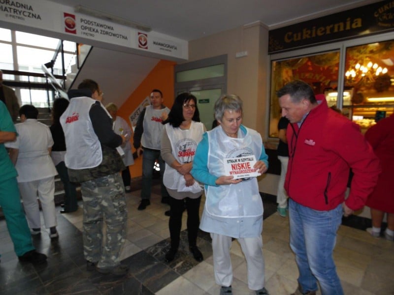 Jelenia G&oacute;ra: W proteście wyszli przed szpital (FOTO)