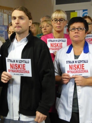 Jelenia Góra: W proteście wyszli przed szpital (FOTO) - 14