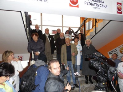 Jelenia Góra: W proteście wyszli przed szpital (FOTO) - 15