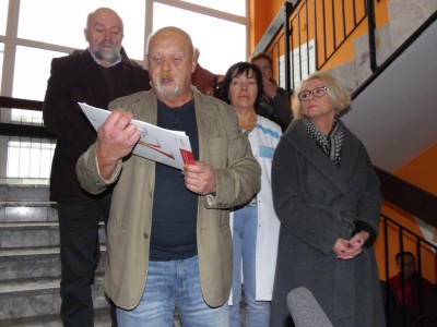 Jelenia Góra: W proteście wyszli przed szpital (FOTO) - 17