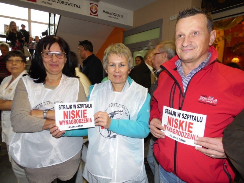 Jelenia Góra: W proteście wyszli przed szpital (FOTO) – fot. Piotr Słowiński
