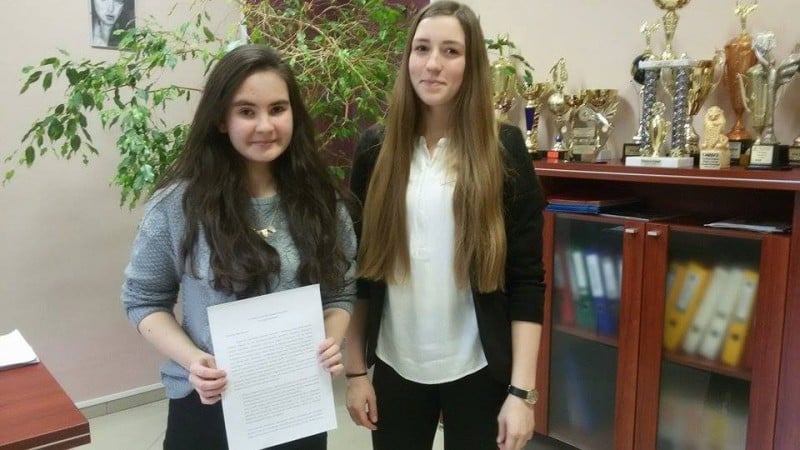 Świdnickie gimnazja zapowiadają walkę o przetrwanie - Hanna Bierzyńska i Kinga Kępa prezentują list, któr wręczą rzecznikowi praw dziecka