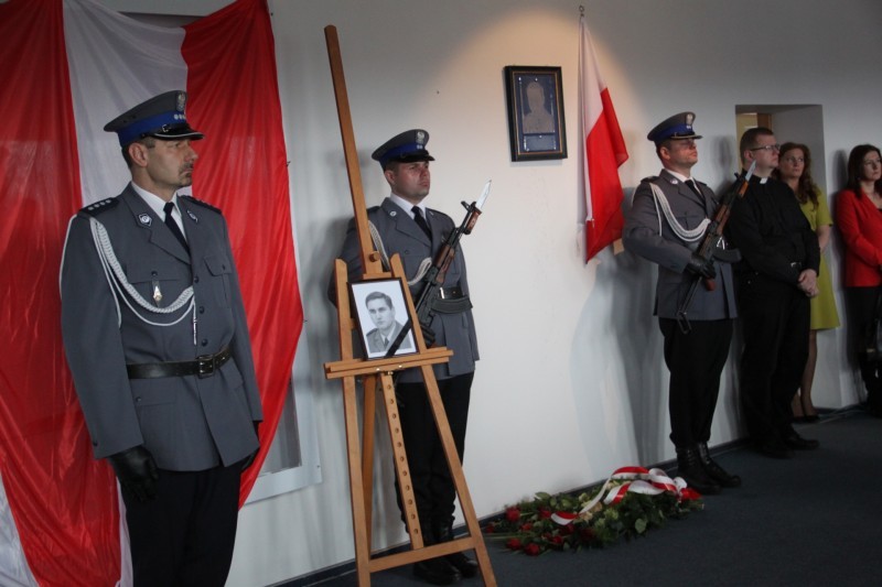 Odsłonięto tablicę pamiątkową policjanta-bohatera (ZDJĘCIA) - dolnoslaska.policja.gov.pl