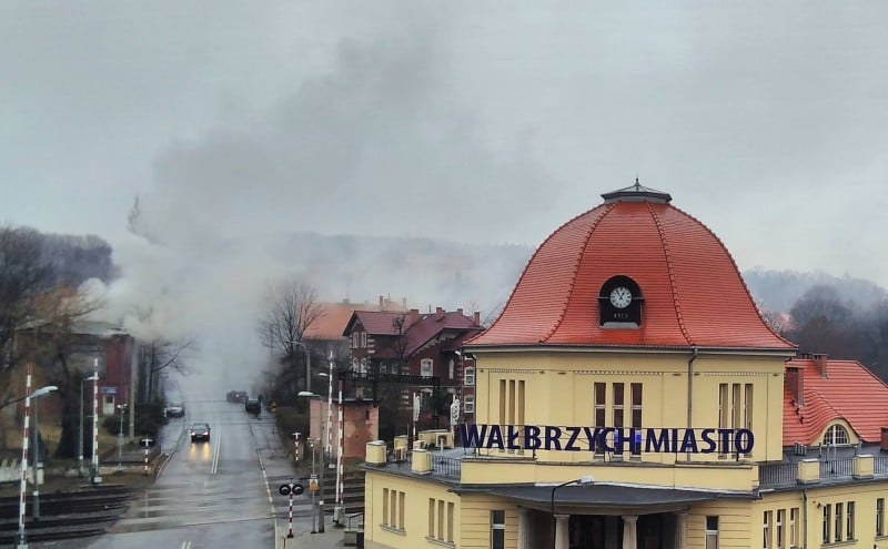 Pożar na terenie opuszczonej fabryki Porcelany Wałbrzych - fot. nasz.walbrzych.pl