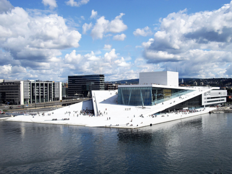 Tłumy zwiedzających na wrocławskiej wystawie Made in Europe - Budynek Opery w Norwegii - zwycięzca z 2009 roku (fot. Muzeum Architektury)