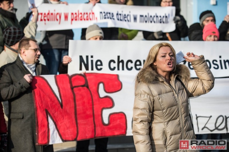 Protest przed Gimnazjum nr 20 [FOTO] - fot. Andrzej Owczarek