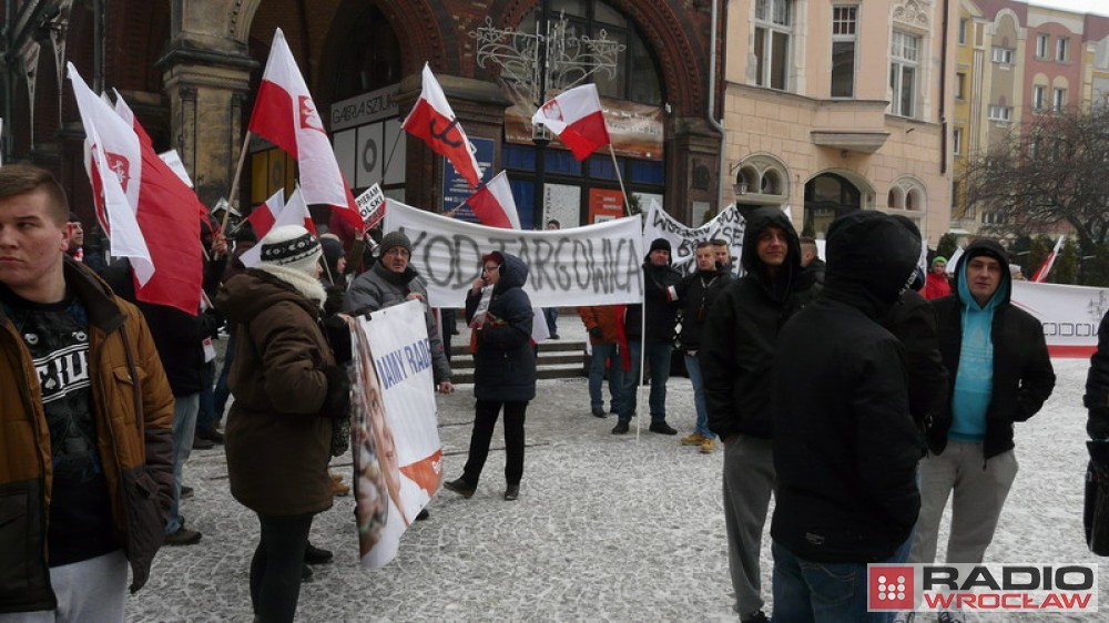 Legnica: Manifestacje KOD, PiS i ruchu Kukiz'15 w jednym miejscu