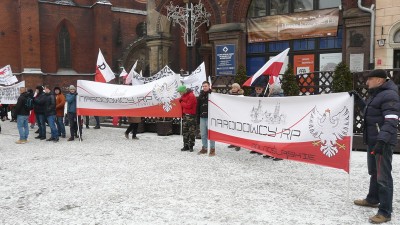 Legnica: Manifestacje KOD, PiS i ruchu Kukiz'15 w jednym miejscu - 1