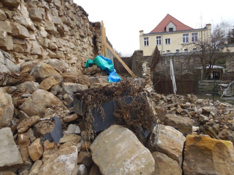 W Lwówku Śląskim zawaliła się część zabytkowych murów miasta - Fot. Piotr Słowiński