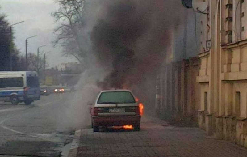 Spłonął samochód na Grabiszyńskiej (ZDJĘCIA) - fot. Paweł Kiełbasa