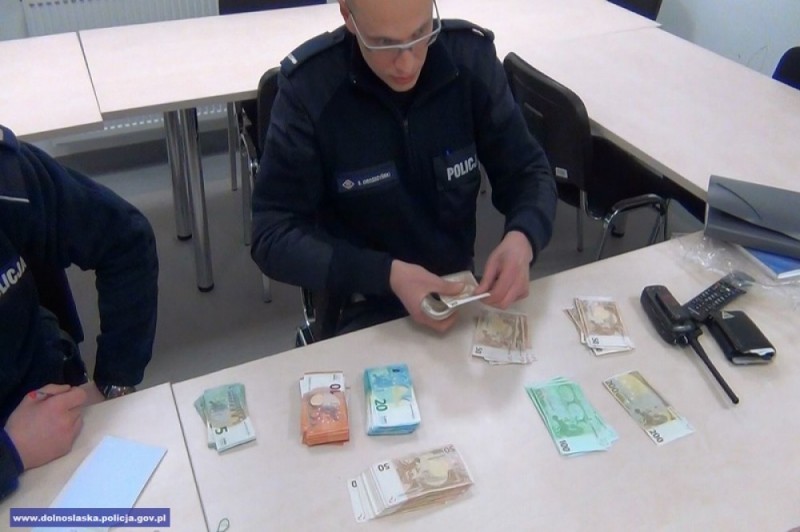 Obcokrajowiec zgubił 10 tys. euro. Znalazła policja - 