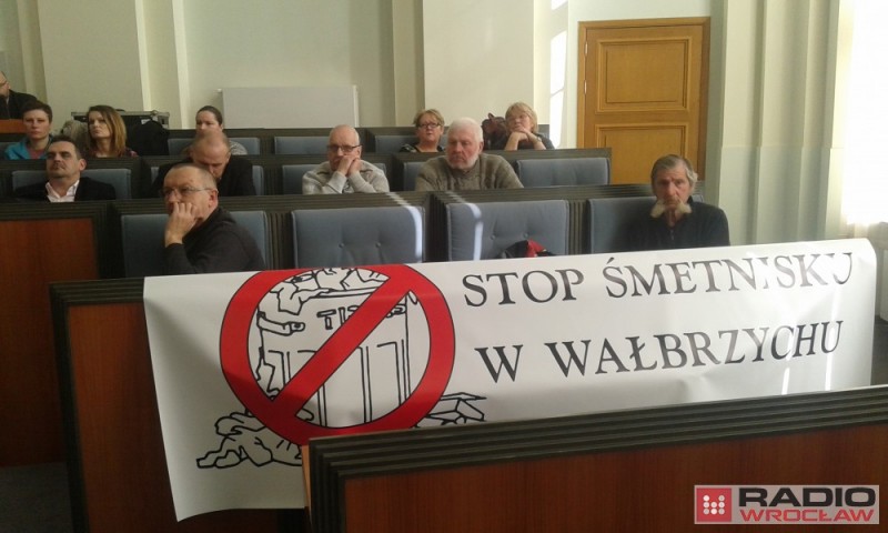 Na sesję sejmiku z transparentem "Stop śmietnisku w Wałbrzychu" Uchwały nie głosowano - fot. Przemysław Gałecki