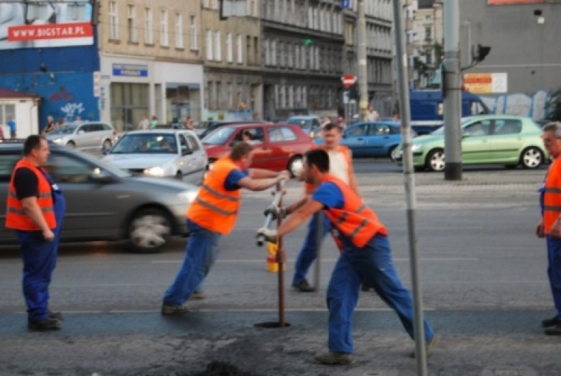 Duże utrudnienia drogowe w centrum Wrocławia - 