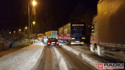 Nocny "przerzut" samochod&oacute;w i koniec blokady w Jakuszycach (FOTO)