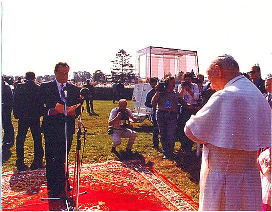 U wojewody zachował się papieski dywan (Posłuchaj) - Wrocław, 1983: papież, wojewoda Janusz Owczarek i dywan (Fot. Dolnośląski Urząd Wojewodzki)