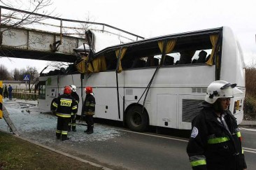 Świdnica - ranni w wypadku autobusu wracają do domów - (Fot. Tomasz Pietrzyk / "Wiadomości Świdnickie" - zdjęcie pochodzi z ich serwisu: http://www.wiadomosci.swidnickie.pl)