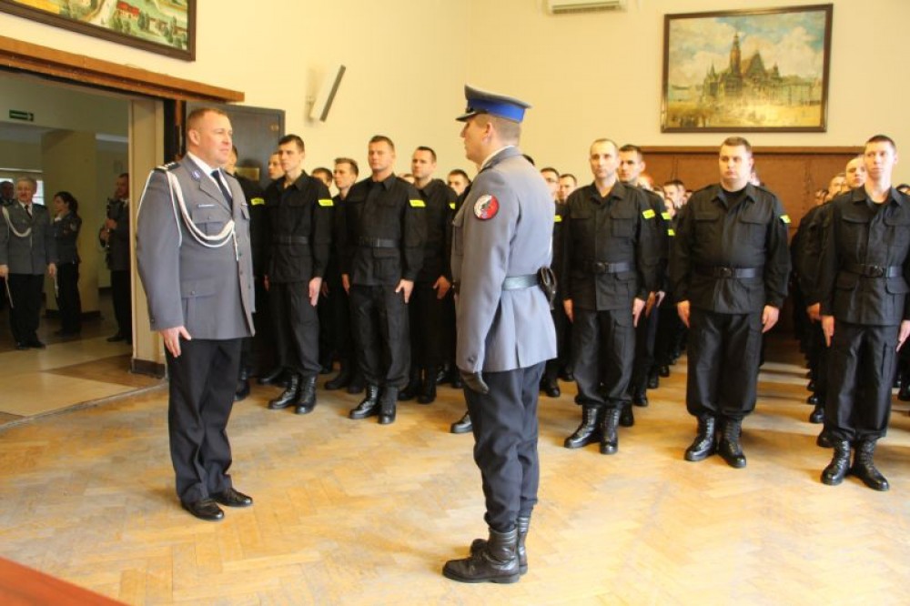 Ślubowanie nowo przyjętych policjant&oacute;w i policjantek [ZDJĘCIA]