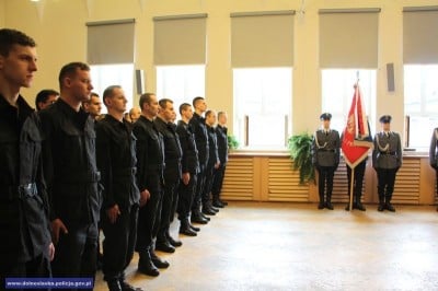 Ślubowanie nowo przyjętych policjantów i policjantek [ZDJĘCIA] - 4