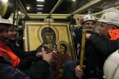 Relikwie ŚDM od 32 lat krążą po świecie i trafiły... 700 metr&oacute;w pod ziemię