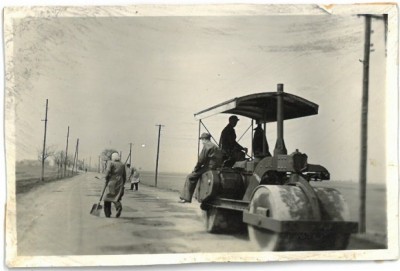 Łatanie dróg w latach 40. ubiegłego wieku (ROZPOZNAJESZ TE MIEJSCA?)