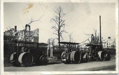 Łatanie dróg w latach 40. ubiegłego wieku (ROZPOZNAJESZ TE MIEJSCA?) - 1