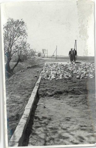 Łatanie dróg w latach 40. ubiegłego wieku (ROZPOZNAJESZ TE MIEJSCA?) - 4