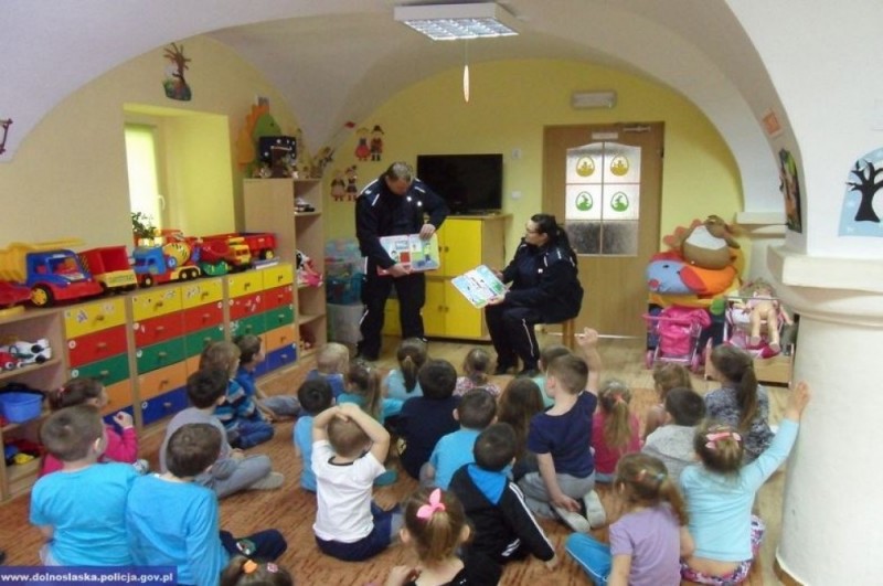 Złotoryjscy policjanci u przedszkolaków z Zagrodna (ZOBACZ) - fot. Dolnośląska Policja