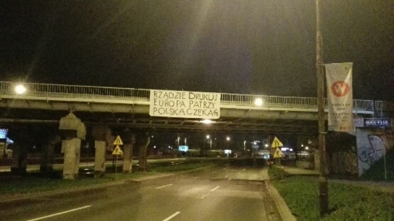 Nietypowy transparent na Legnickiej - fot. Elżbieta Osowicz