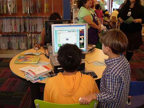 "Facebook zmienia dzieciom mózgi" - (Fot. Flickr / San Jose Library)