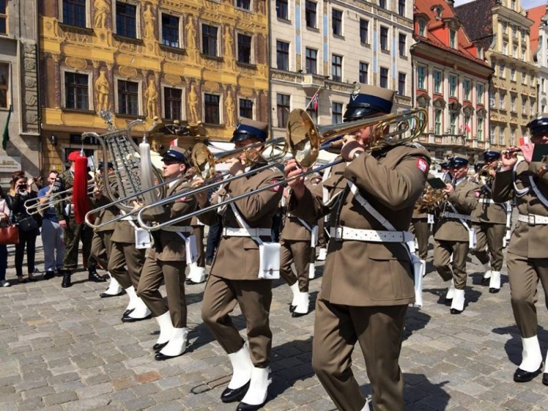 Uroczysta defilada z okazji Święta Flagi we Wrocławiu [ZDJĘCIA] - 