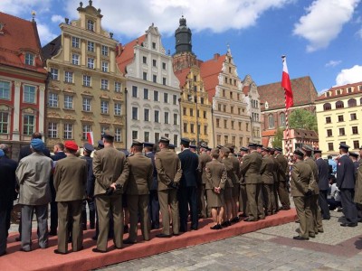 Uroczysta defilada z okazji Święta Flagi we Wrocławiu [ZDJĘCIA] - 1