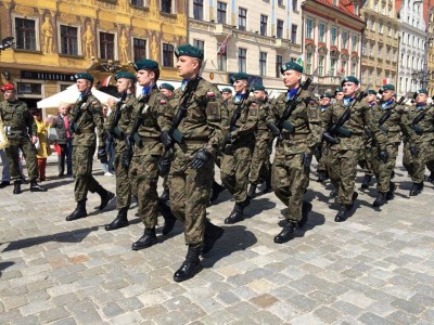 Uroczysta defilada z okazji Święta Flagi we Wrocławiu [ZDJĘCIA] - 3