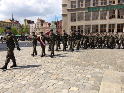 Uroczysta defilada z okazji Święta Flagi we Wrocławiu [ZDJĘCIA] - 5