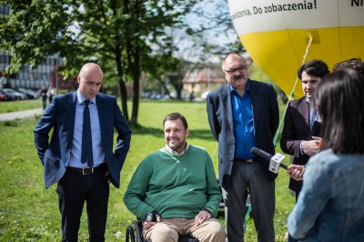 Urzędnicy wcielają się w rolę osób niepełnosprawnych. - 0