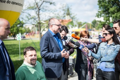 Urzędnicy wcielają się w rolę osób niepełnosprawnych. - 1