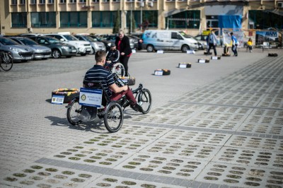 Urzędnicy wcielają się w rolę osób niepełnosprawnych. - 2