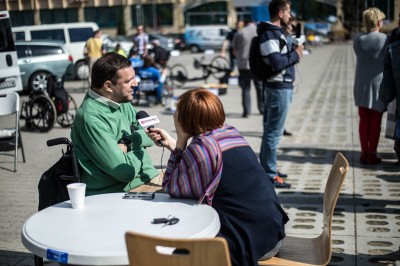 Urzędnicy wcielają się w rolę osób niepełnosprawnych. - 4