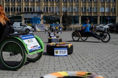 Urzędnicy wcielają się w rolę osób niepełnosprawnych. - 5
