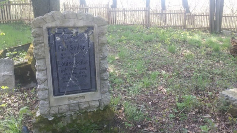 Tworzą szlak po byłych cmentarzach ewangelickich w Górach Sowich - fot. Michał Wyszowski i organizatorzy